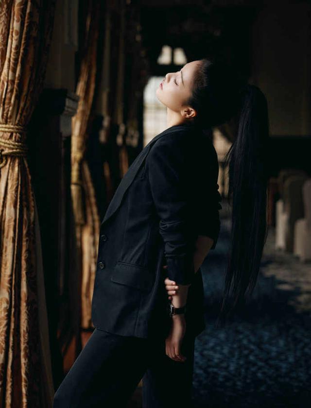 西装|白鹿清纯不再，黑西装配高马尾穿出国际范，难怪这么被于正力捧