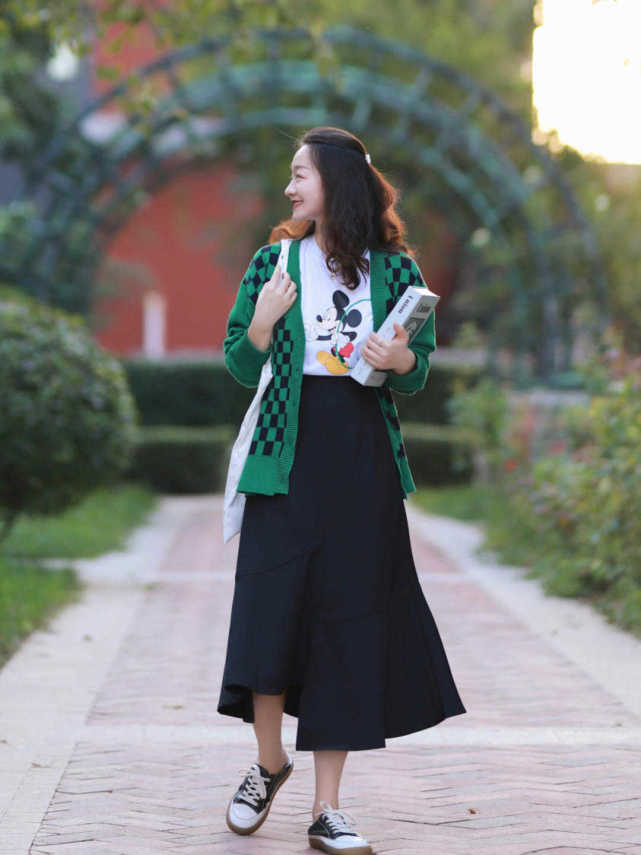 何有强 微胖女生怎么穿?一件绿色开衫搭配半身裙高级优雅,漂亮大气