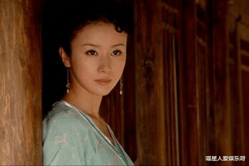 孙菲菲|张纪中选中的小龙女孙菲菲被导演打,红毯长裙掉落,整容毁掉前途