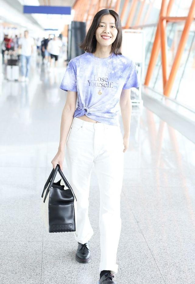 白小白的衣橱|刘雯的“超模身材”真不是盖的,穿T恤也得打个结,秀出腰条真美