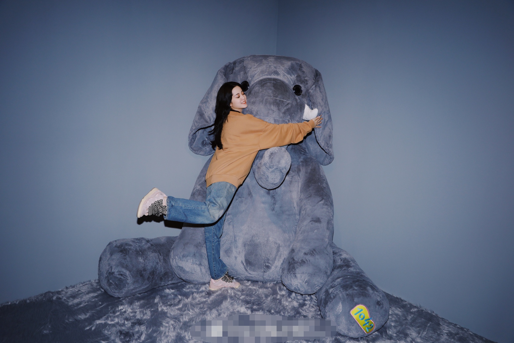 一街拍|欧阳娜娜艺术展造型,穿卫衣配牛仔裤,网友:初中生都没她嫩!