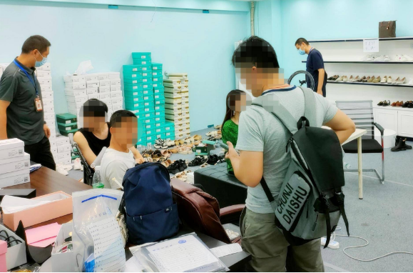 环球鞋网|美女主播直播时突然被抓，卖百丽假鞋涉案220万！