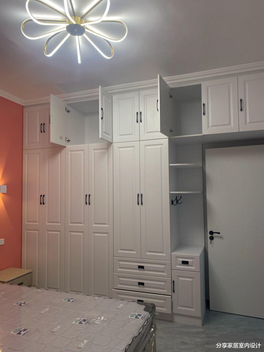 新房终于布置家具,效果很满意,尤其是全屋定制的柜子,美观实用