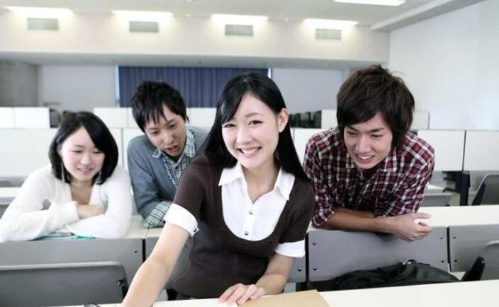 ea|学校要求男女生统一发型,标准发型引争议,女生:“太丑了”