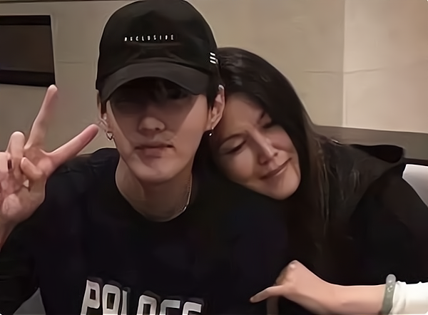 吴亦凡|网曝吴亦凡妈妈终日以泪洗面，生父已赶到北京，将请顶级律师应诉