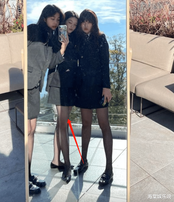 王菲|王菲15岁女儿发育早熟，10月11日穿丝袜和帅哥合影，白皙长腿撩人