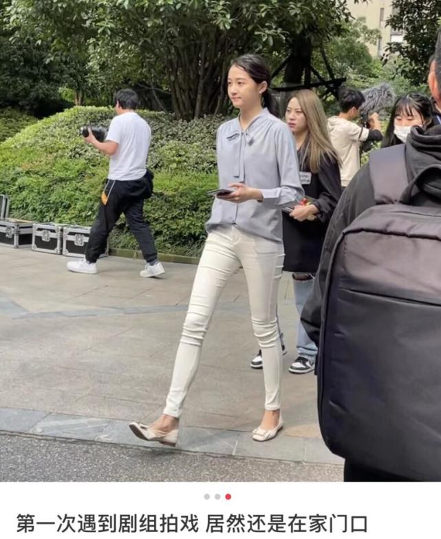 陈羽凡|关晓彤张一山拍戏，片场专心背台词互不理睬，关晓彤瘦到脚筋凸起