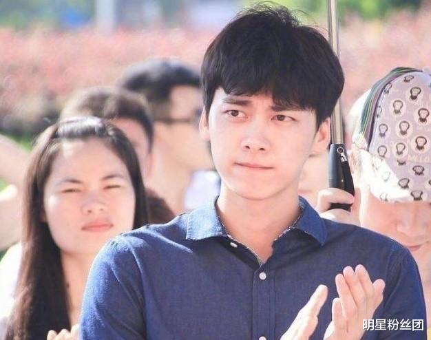 黄圣依|《古剑奇谭》开机旧照曝光，杨幂为李易峰打伞，两人看起来很青涩