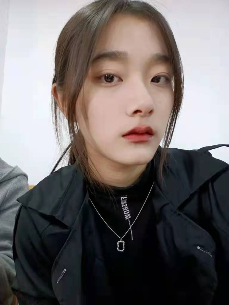 女大学生|江西：一女大学生晒自己和妈妈的对比照走红，生活照曝光，颜值不低