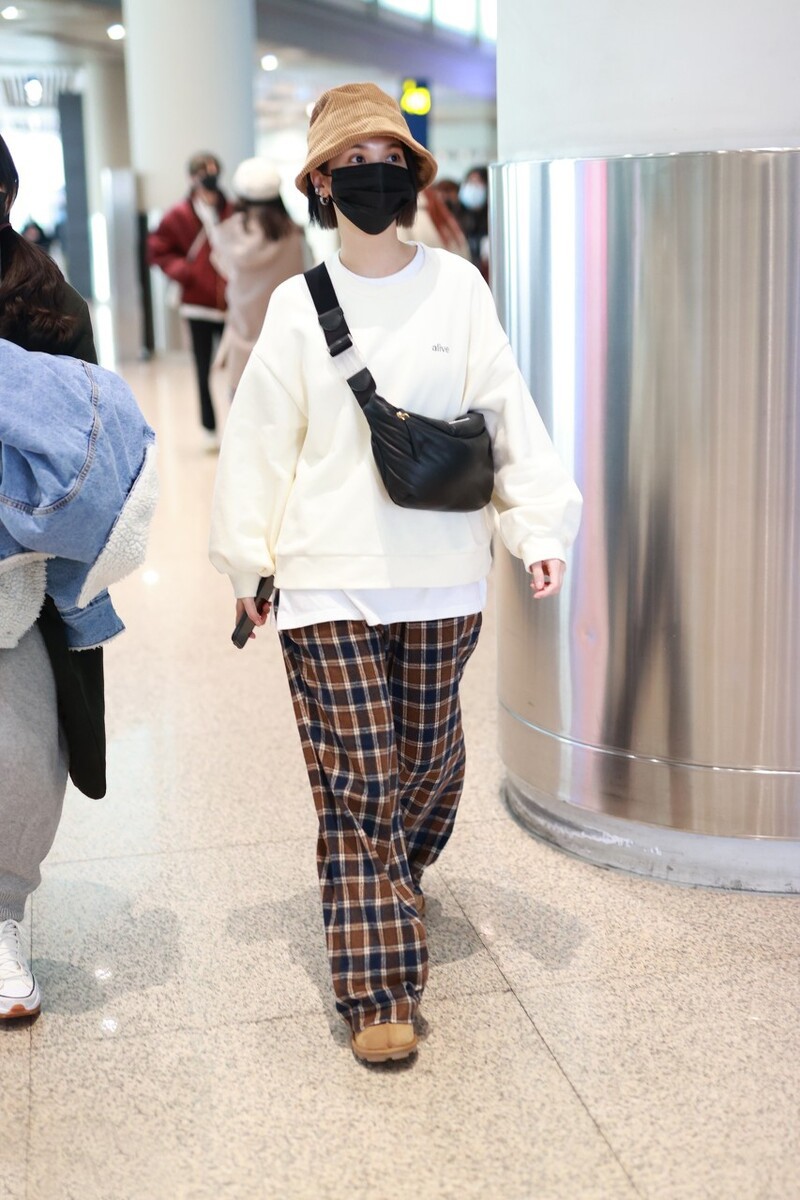 大表姐的时尚圈|杨丞琳穿得够有新意，直接用内衣搭牛仔外套，造型时髦回头率高