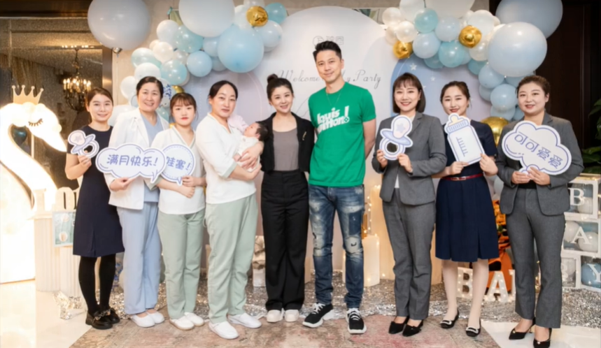 李小萌|李小萌坐月子出关,晒二胎满月点滴庆祝,一家四口温馨幸福