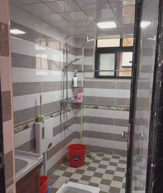 |表哥买楼房，装完特别长脸，卫生间有些垮