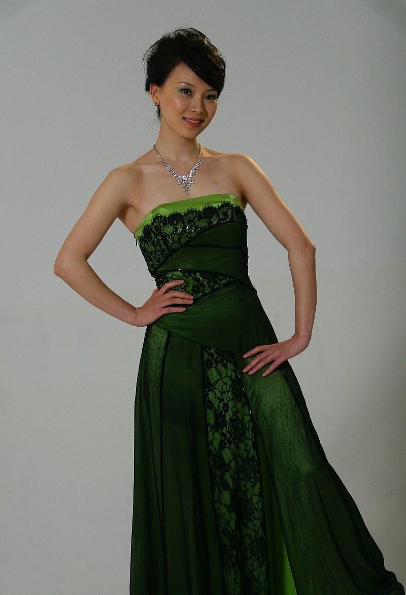 |陈数还真是挺个性的,穿“瓜皮裙”还配绿眼影,看着却不违和