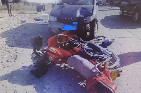 小池脱口秀 临汾一起事故：摩托车驾驶人被撞飞到车顶上....