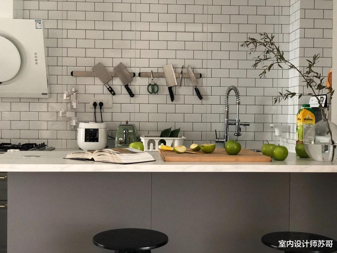 120平的四口之家，竟然没有一个柜子？但收纳功能十分的强大