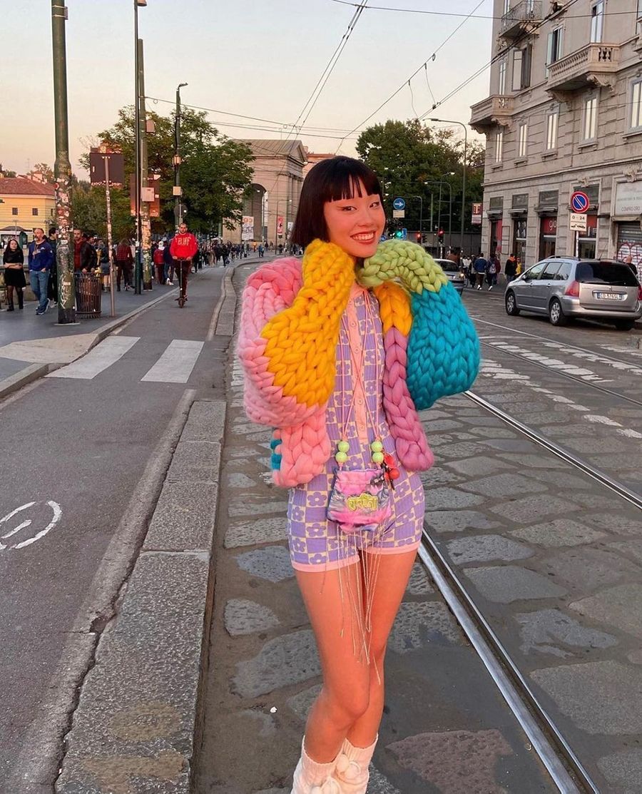 全球时尚风行 冷空气来袭，秋冬穿搭还是得看北欧博主！“艺术品”毛衣百搭且美