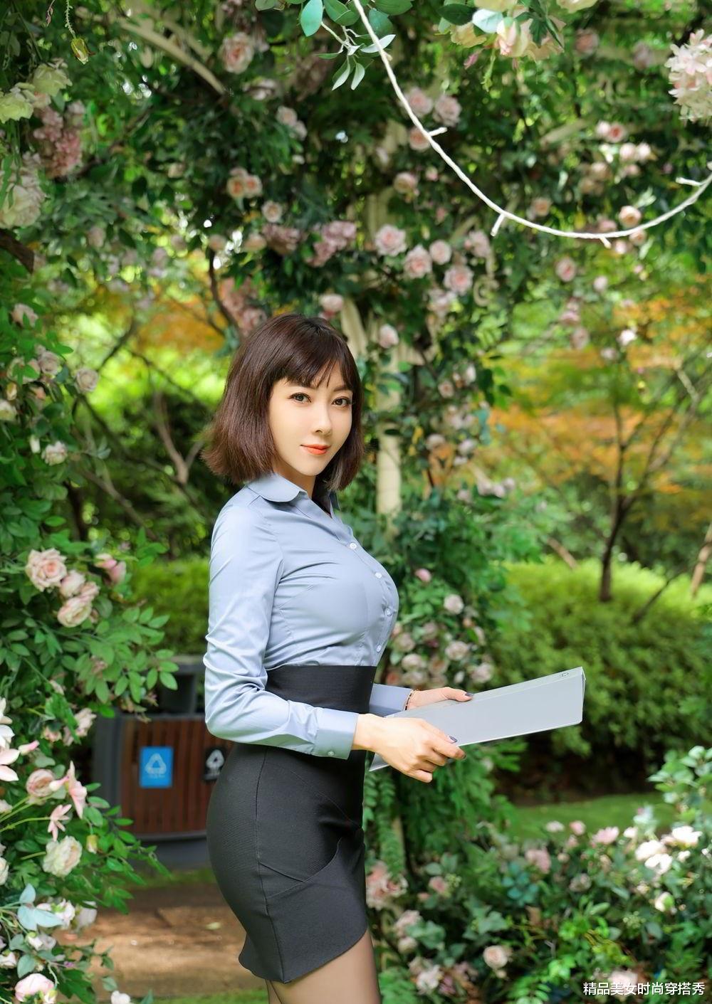 |蓝色的衬衫,让你更加有成熟女性的风范,精致的衬衫领干练时尚