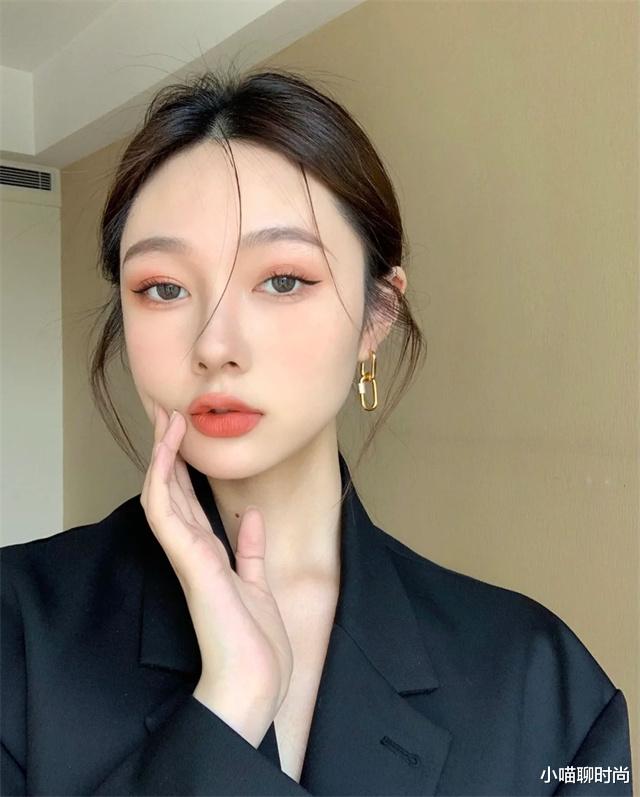 淡妆 女生不管上班多忙，尽量化淡妆，教你这3个步骤，简单易学又精致