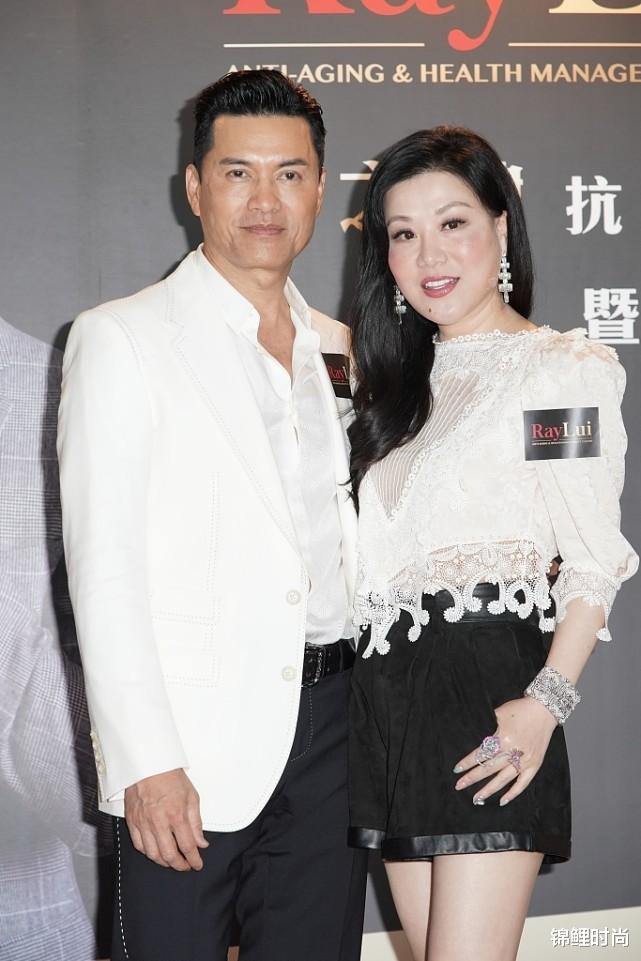 穿衣搭配|刻意扮嫩有多显老？吕良伟妻子齐刘海配浓底妆，好在穿搭挺有气质