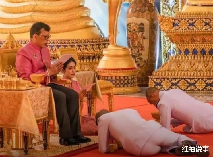 诗妮娜|诗妮娜太会撒娇了！大合影时突然抱住大腿，泰王宠溺配合娇妻