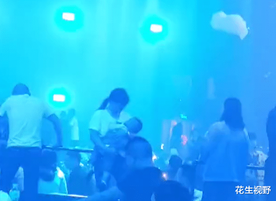 花生视野 湖北襄阳：一宝妈到夜店玩，抱着婴儿蹦迪，孩子呼呼大睡