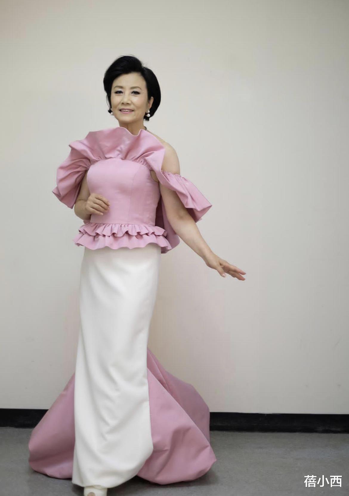 蓓小西|73岁汪明荃越老越精致，穿黑白印花连衣裙配盘发亮相，又美出圈了