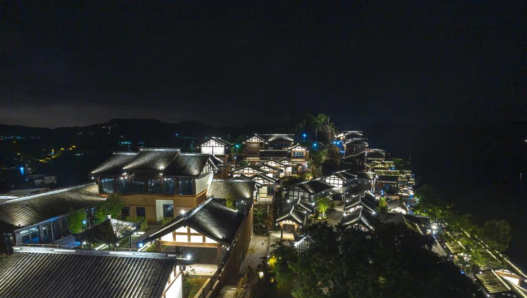 奶球妈咪聊|成都这座山水古镇,半边山江,半边城