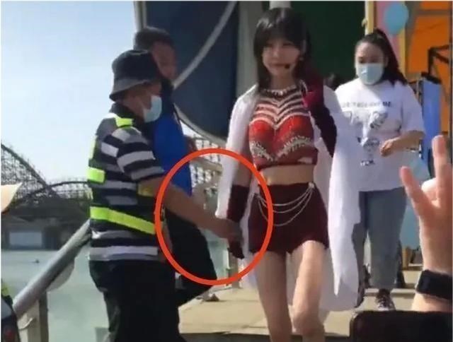 凉白动漫大家族 上海一安保强行与女明星握手，瞬间吓到花容失色，行为猥琐遭吐槽