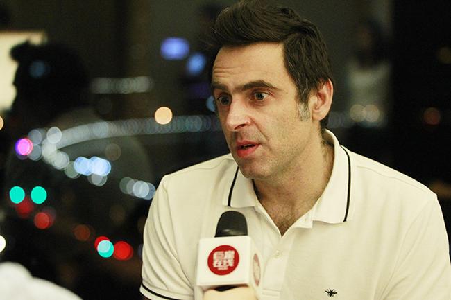 奥沙利文|奥沙利文赛场放屁单手打球惨被批！英媒：他真的毫无职业素养！