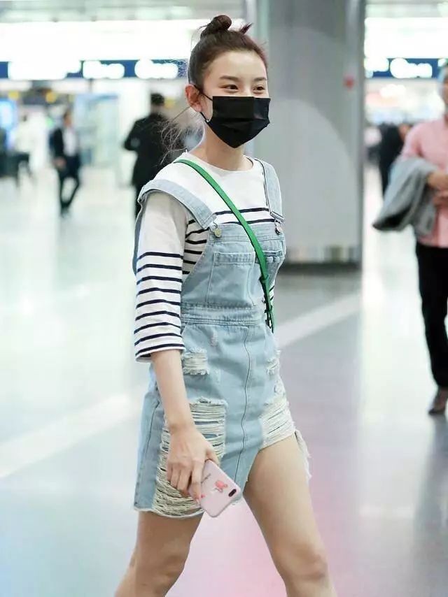 潮流前沿|李若彤才是真“仙女”，穿拼接背带裙配无袖背心，清新飘逸太灵动