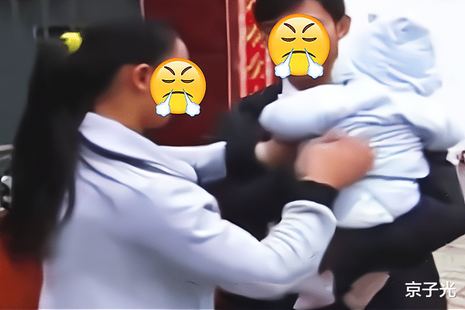 山东一女子未婚生子刚6天,便被男友扫地出门:别想带走孩子!