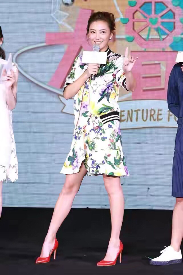 穿衣搭配|不愧是大哥的女人，应采儿一身黑色蕾丝连衣裙，穿衣风格依旧大胆。