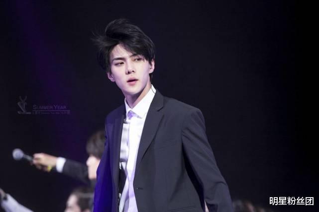 尤金妮|吴世勋车内旧照曝光，满满青涩的少年气，和现在颜值差距越来越大