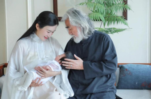 张纪中|张纪中娇妻又怀孕？一家出游小腹凸出明显，生活方式备受质疑