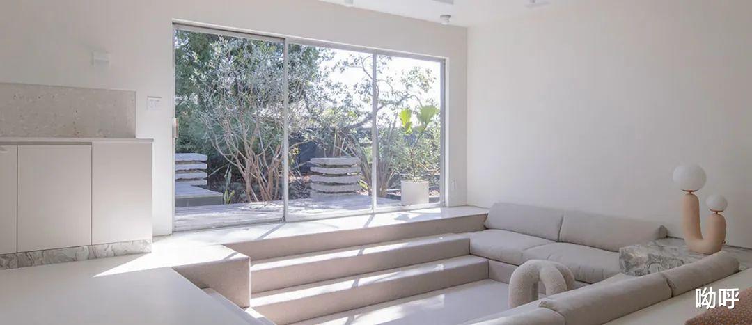 拥有下沉式空间的纯色豪宅