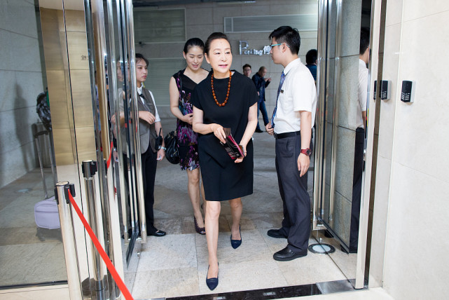 BiuVogue|老戏骨奚美娟很优雅，虽然年纪不小了，身材保持的还是很完美