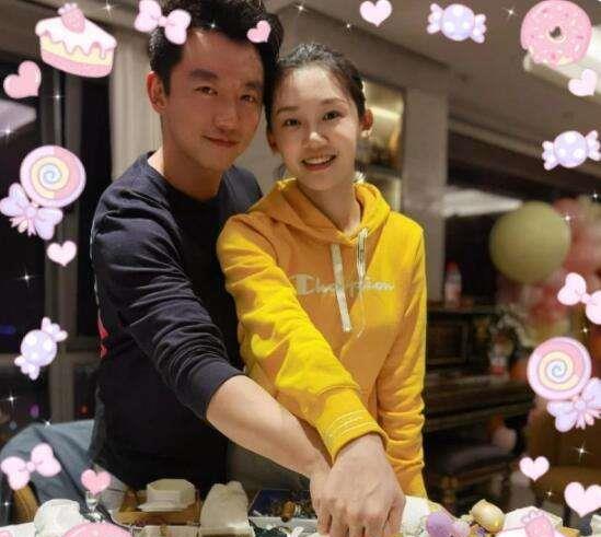 郑恺|郑恺苗苗深夜现身面馆，骑着单车素颜出镜，生活气中又不乏浪漫