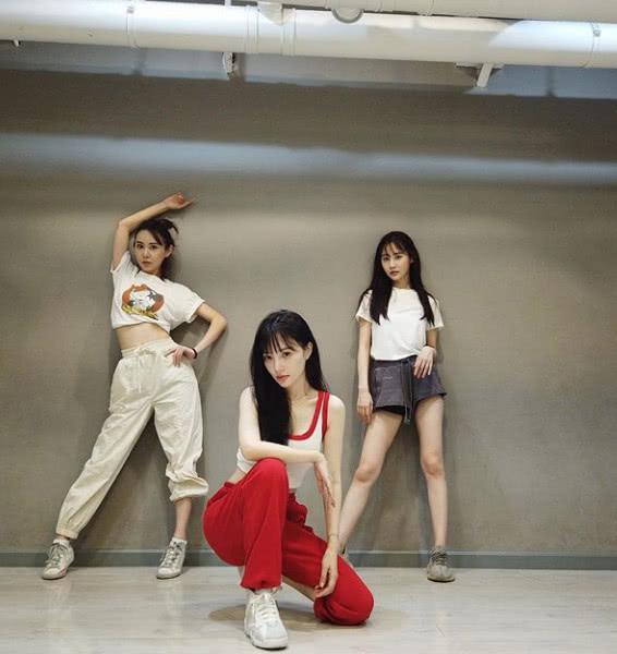 郑爽|李小璐为何宁愿自毁前程，也要选择与贾乃亮离婚？