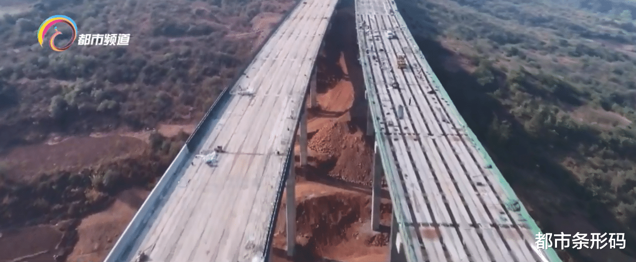 都市条形码 玉楚高速公路琵琶箐大桥顺利贯通