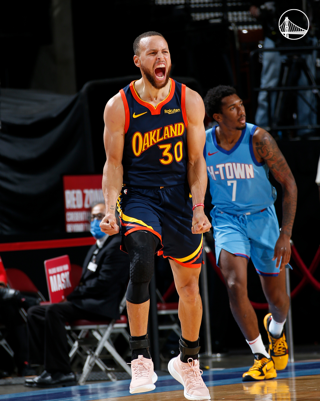 斯蒂芬·库里|勇三疯太狠！库里单节23分远超火箭全队，怒吼庆祝+坐场边尬舞太轻松