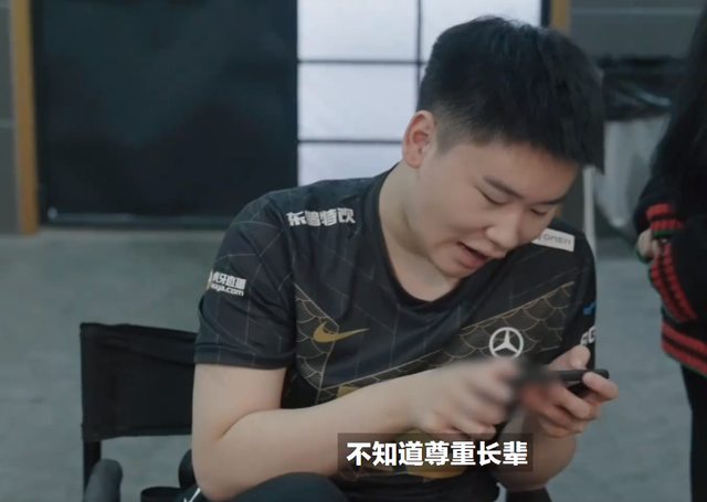 rng战队|RNG力气最大的人找到了?Bin和小虎扳手腕,根本不给虎哥面子