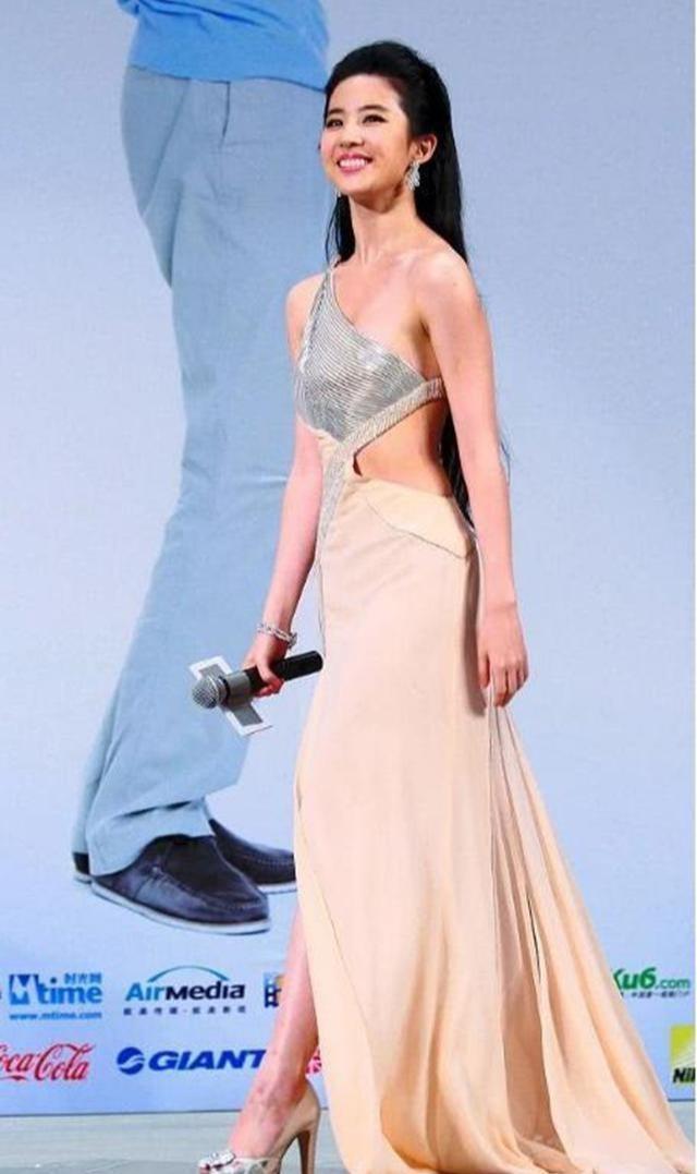 刘亦菲|刘亦菲彻底放开了？就靠一块\三角布\遮羞，果真不要\玉女\形象？