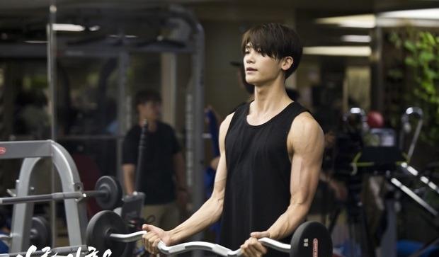 朴炯植|朴炯植《上流社会》时期被封颜值巅峰!霸总帅度爆表,狂露八块肌