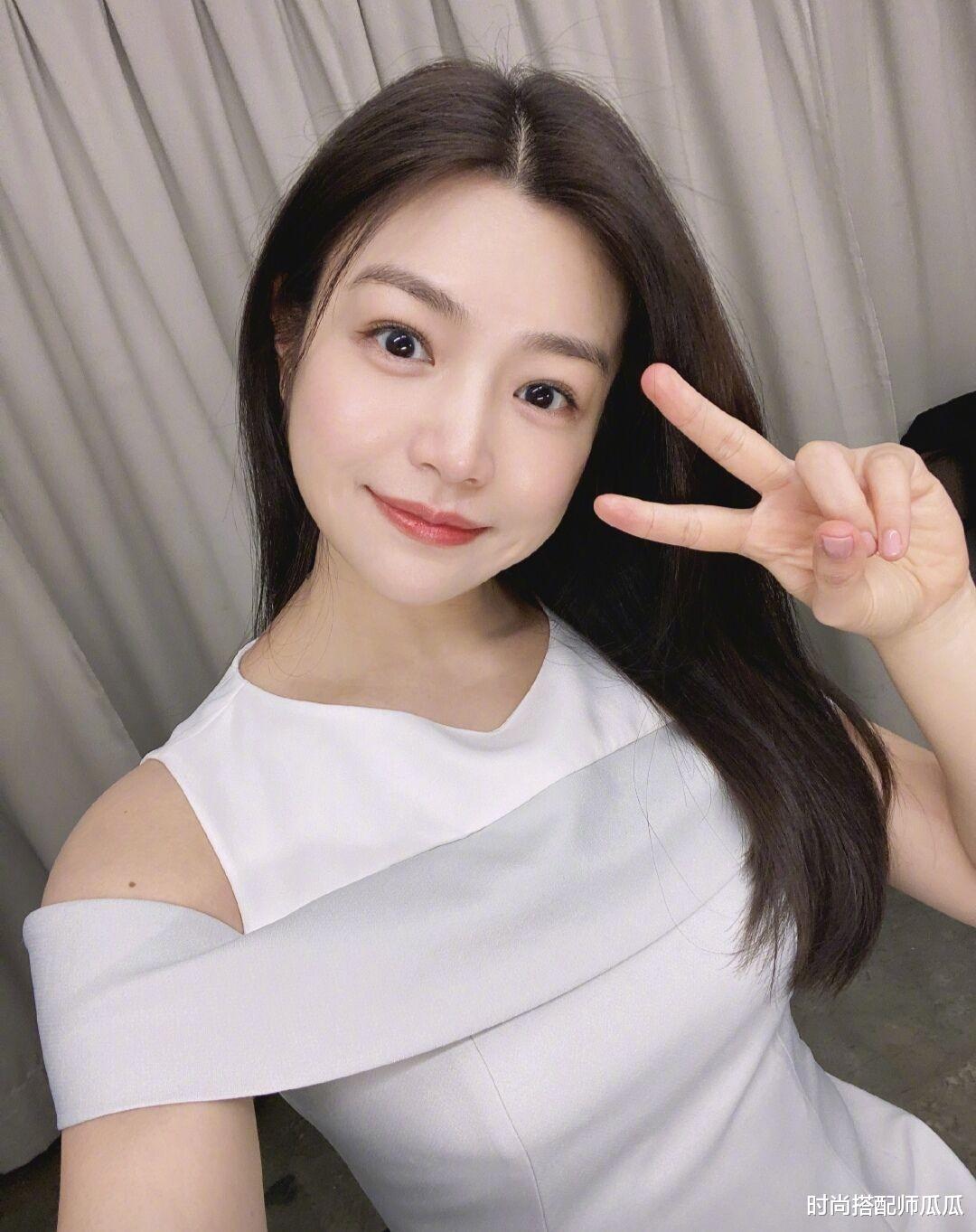 穿衣搭配|陈妍希很懂扮“小女人”，一袭蕾丝裙走红毯，身材纤细真给陈晓长脸