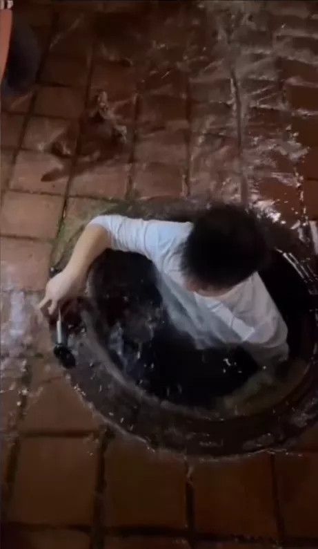 旺旺屋 南部小伙两次潜入水中