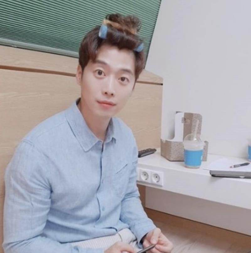 关晓彤|“微笑天使”金载沅，抱着儿子笑的很好看，娶青梅做老板人生圆满