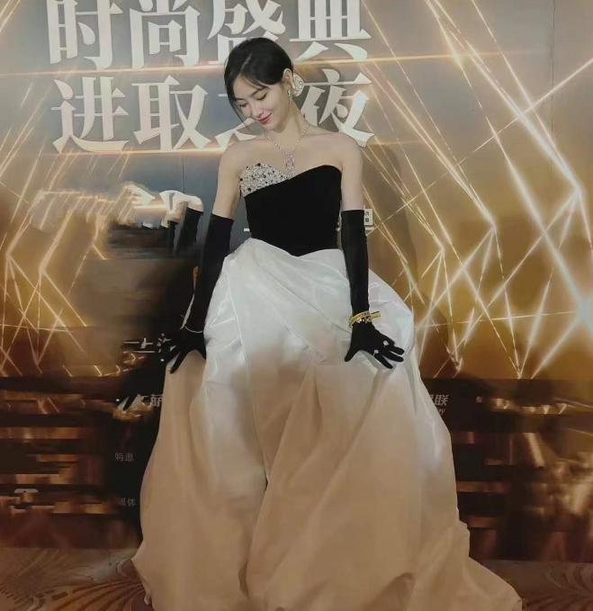 李若彤|年终红毯：Baby白得“冻”人，李若彤秀水蛇腰，张雨绮巧遮事业线