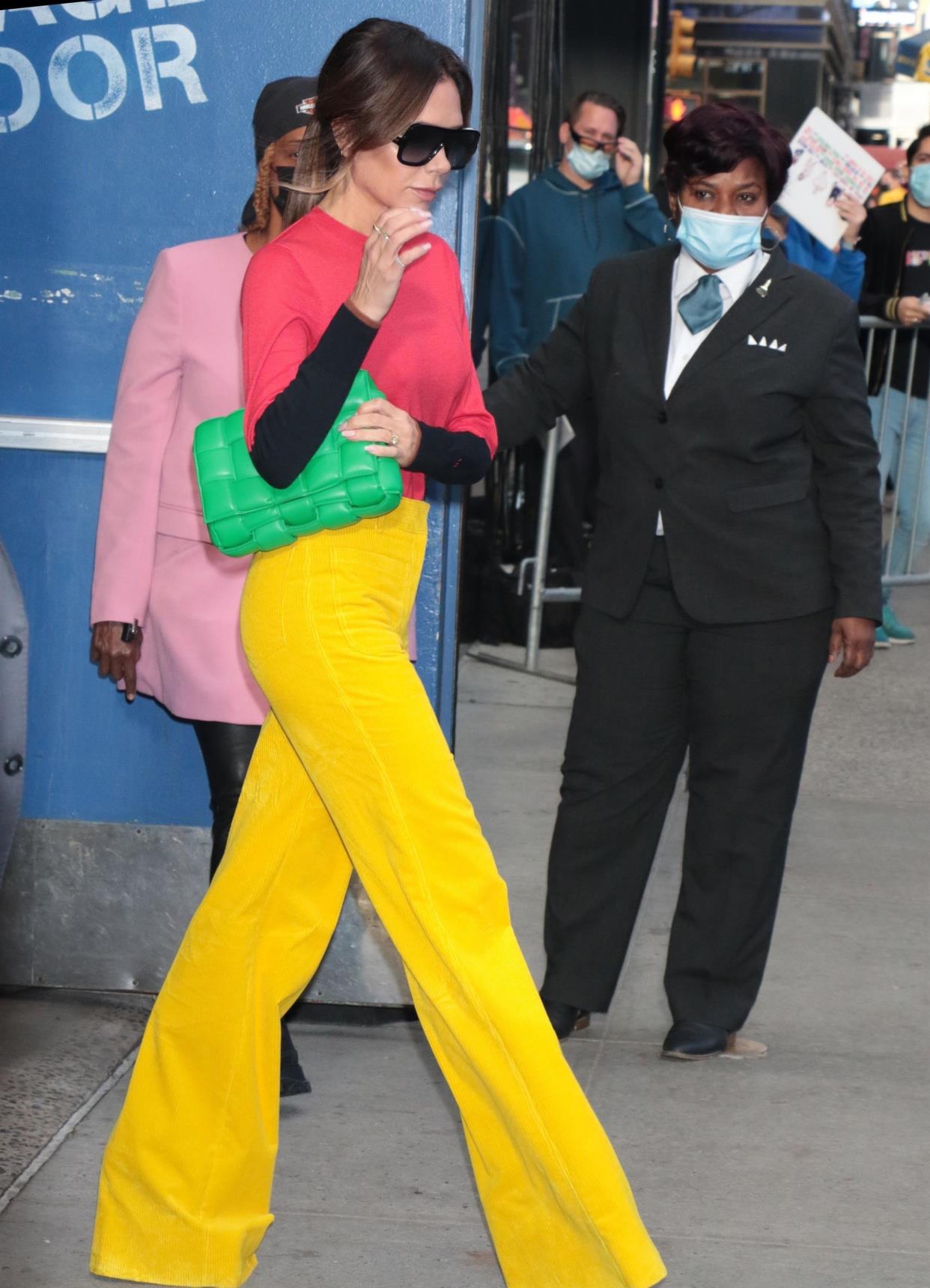 辰雪聊时尚 被贝嫂惊艳到了！“番茄炒蛋”配色着装太醒目，一般人驾驭不起来