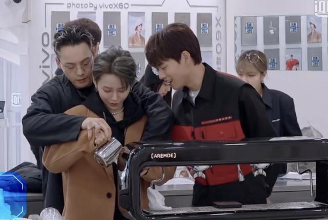 贾乃亮|魏大勋和刘雨昕喝同一杯饮料，杨幂更博大有深意，这下有的受了？