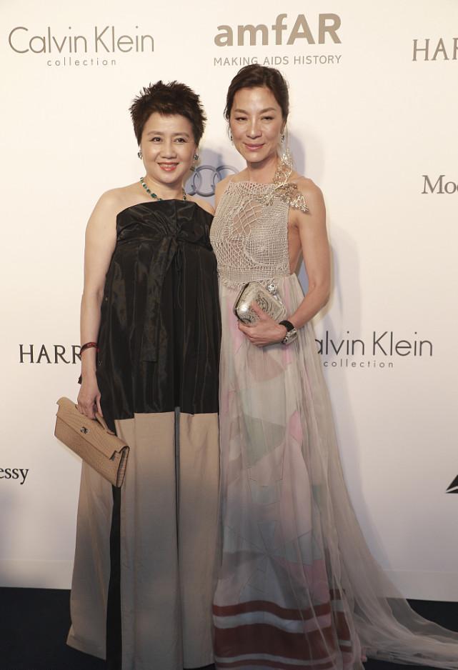 粉色|何超琼不像普通的富二代，和杨紫琼站一起都很大气，太高级贵气了